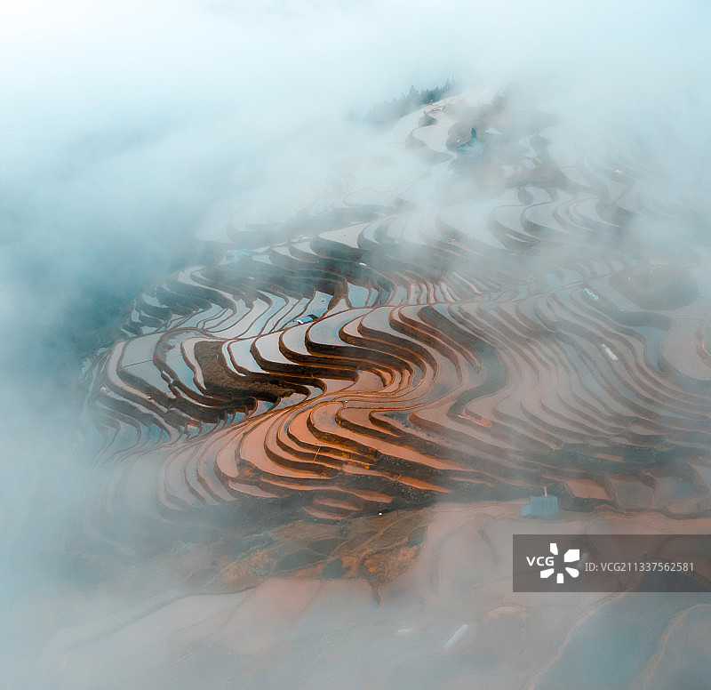 云雾中的加榜梯田图片素材