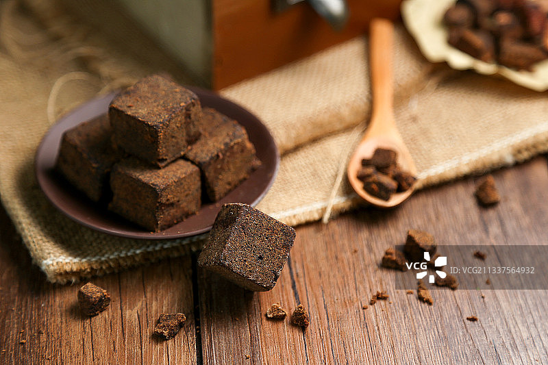 木盒和碟子中的古法红糖块图片素材