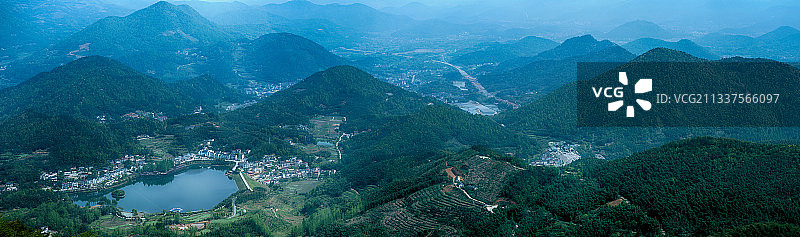 杭州·桐庐县·合岭村海拔880米阳田山全景图片图片素材