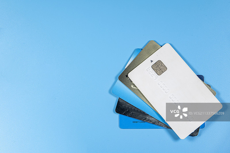 蓝色背景中放着信用卡图片素材