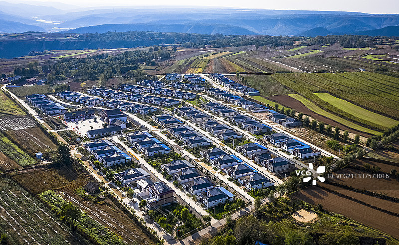 山村里的移民搬迁新居图片素材