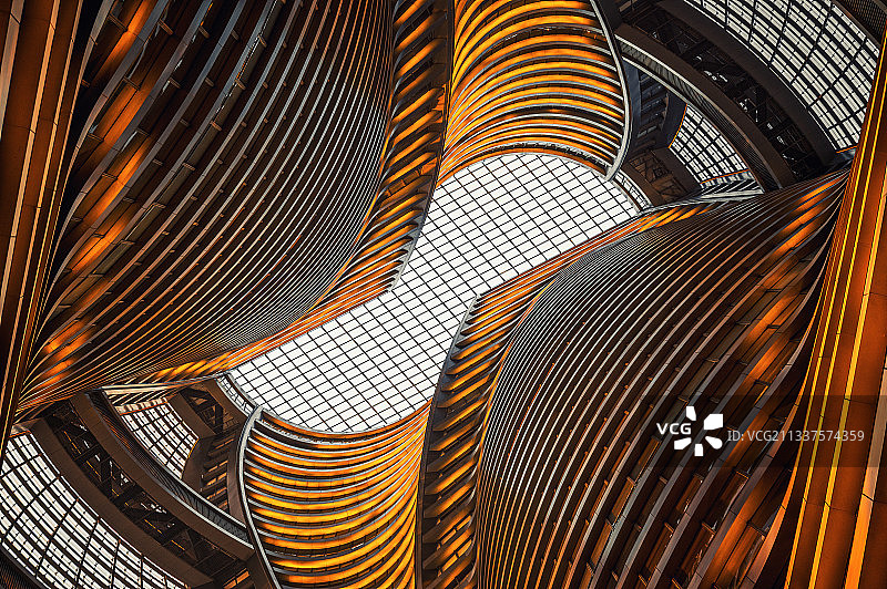缠绵，丽泽SOHO内部结构就像两个钢铁巨人，缠绵、交织在一起图片素材