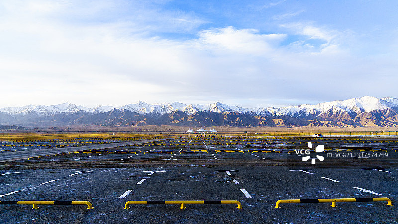 雪山下的停车场图片素材
