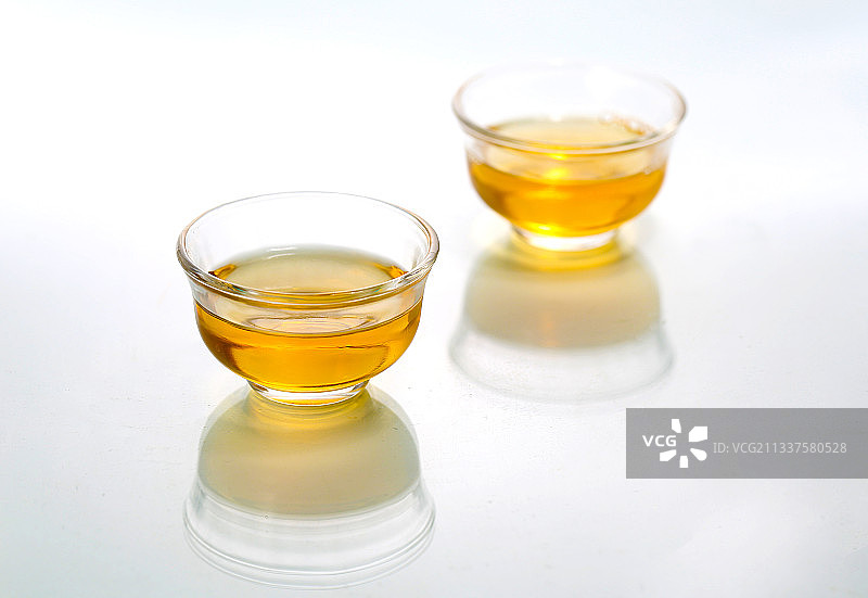 玻璃茶杯放在白色背景上图片素材