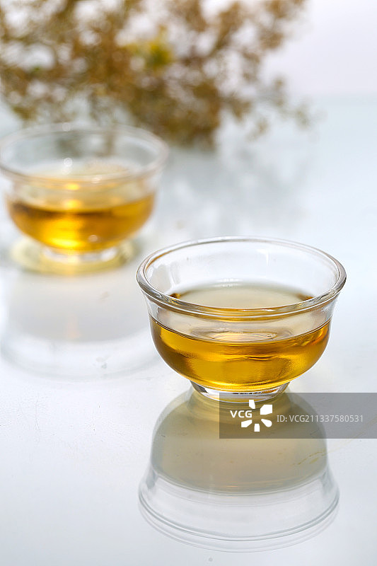 玻璃茶杯放在白色背景上图片素材