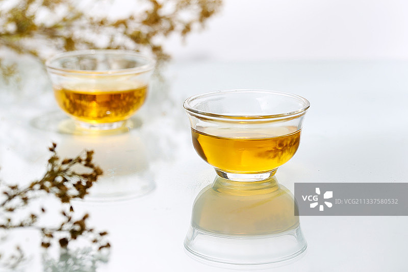 玻璃茶杯放在白色背景上图片素材