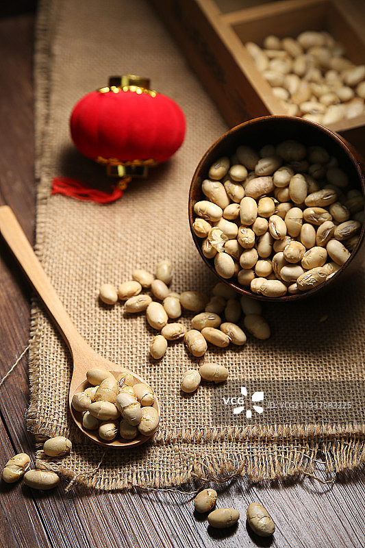 炒黄豆放在木碗里图片素材