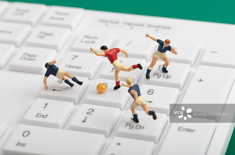 微缩创意键盘上的足球比赛图片素材
