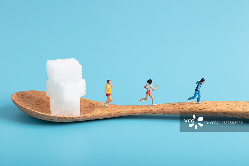 微缩创意在木勺子跑步锻炼的人群远离蔗糖图片素材
