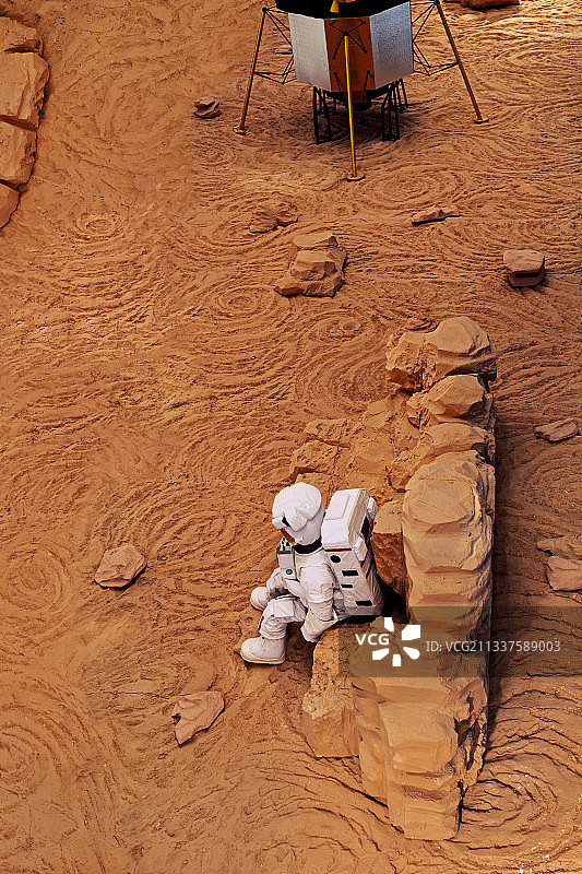 着陆在火星上的宇宙飞船和宇航员图片素材