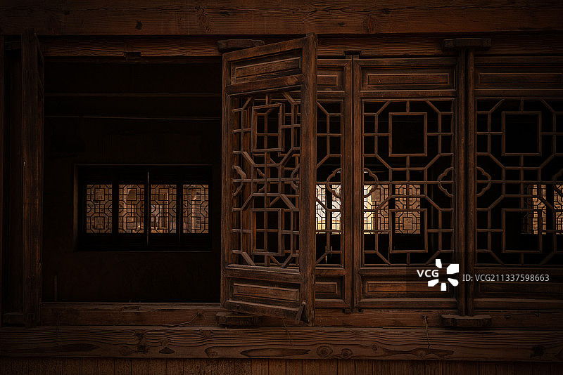仿古建筑的木格门窗图片素材