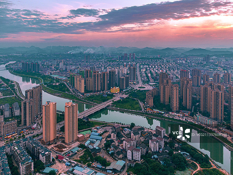 夏季的晚霞映照下的城市景观图片素材