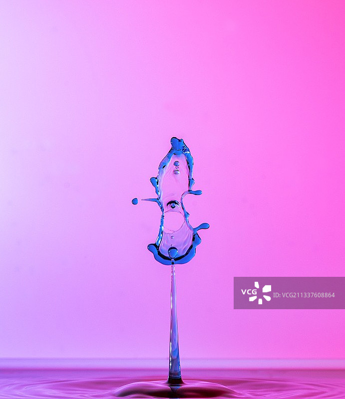 水花飞溅在紫色背景上的特写，德国图片素材