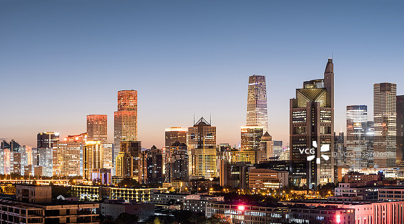 傍晚时分亮起灯内透的北京国贸CBD和东三环图片素材