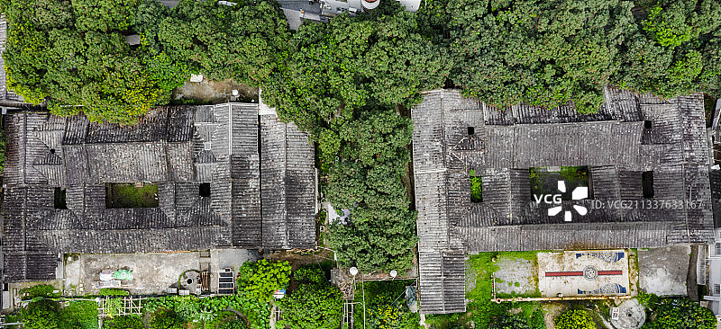 航拍视角里永春岵山古镇里被荔枝树环绕着的两屋，灰绿分明。图片素材