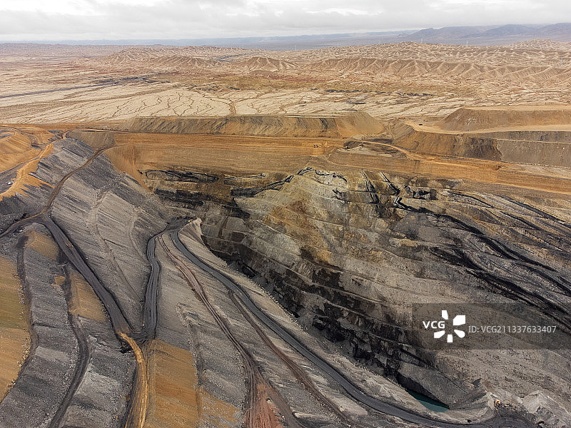 航拍青海鱼卡煤矿大型矿坑图片素材