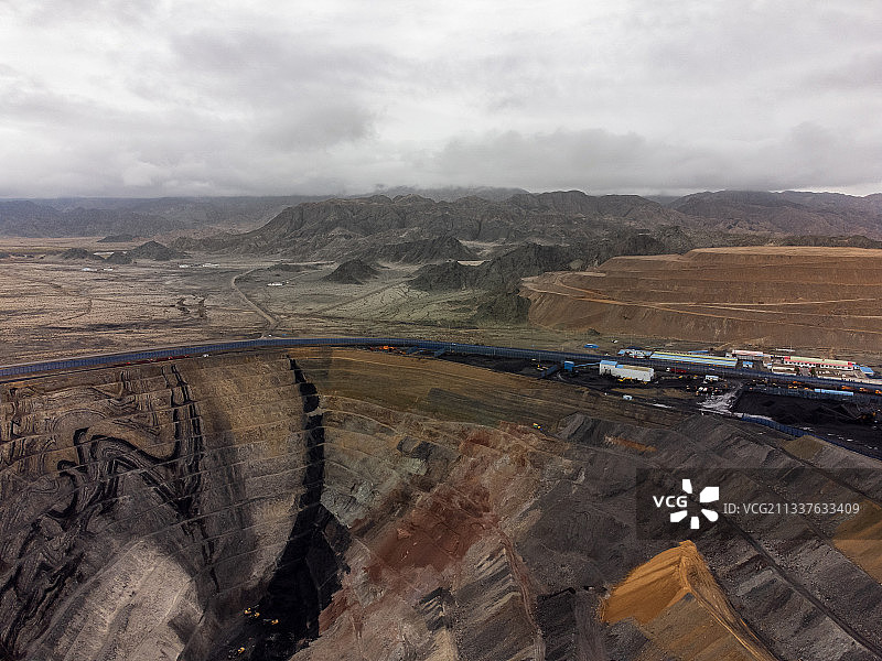 航拍青海鱼卡煤矿大型矿坑图片素材