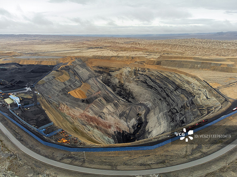 航拍青海鱼卡煤矿大型矿坑图片素材