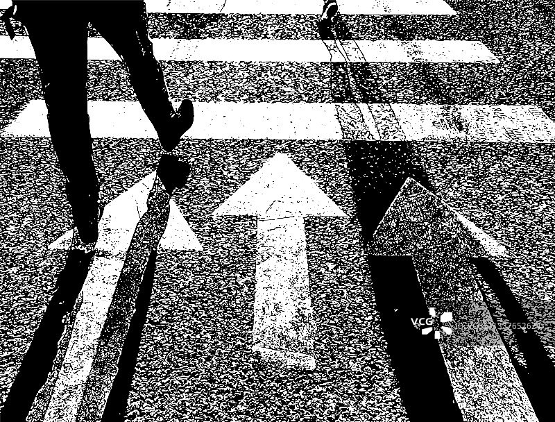 沥青路面上的行走人物纹理图片素材