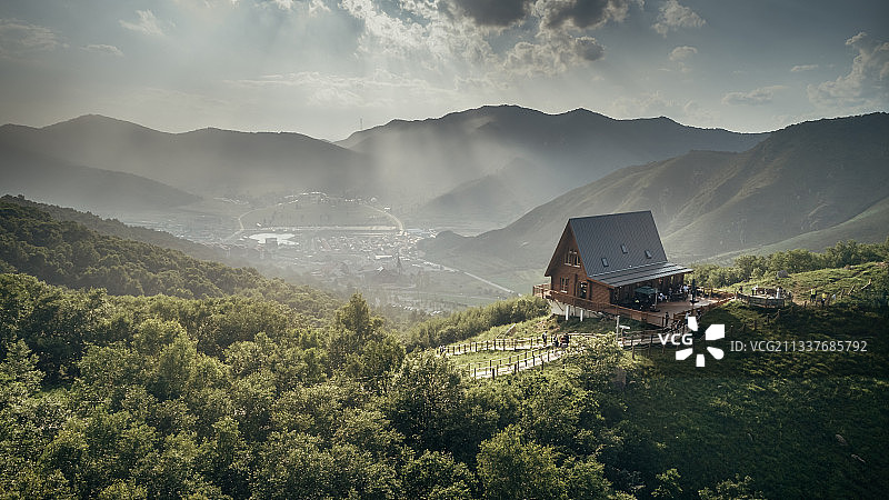 雨后，山顶木屋图片素材