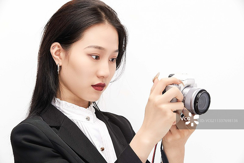 棚拍白色背景亚洲青年女性摄影师图片素材