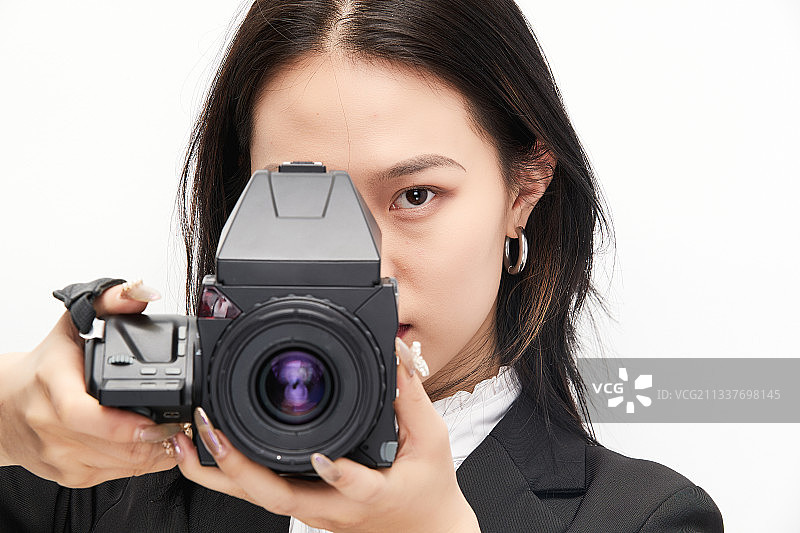 棚拍白色背景亚洲青年女性摄影师图片素材