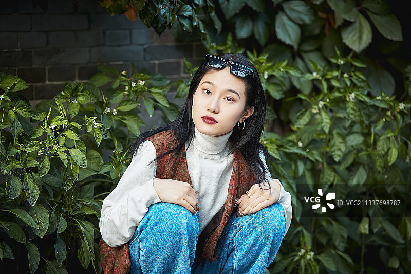 老旧城区里穿着复古港风的美丽清纯少女图片素材