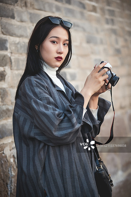 手持相机拍摄的港风少女图片素材