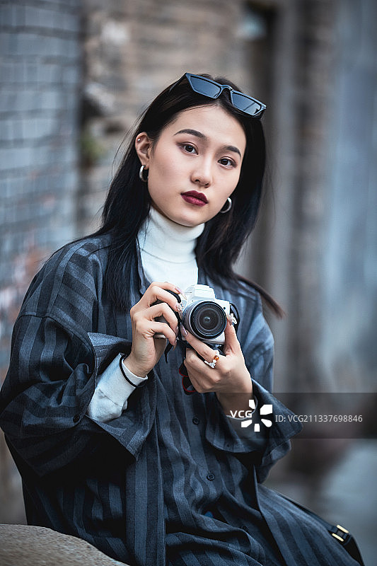 手持相机拍摄的港风少女图片素材