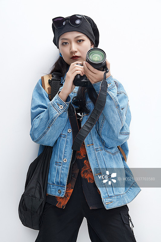 手上拿着单反相机的美丽亚洲女孩图片素材