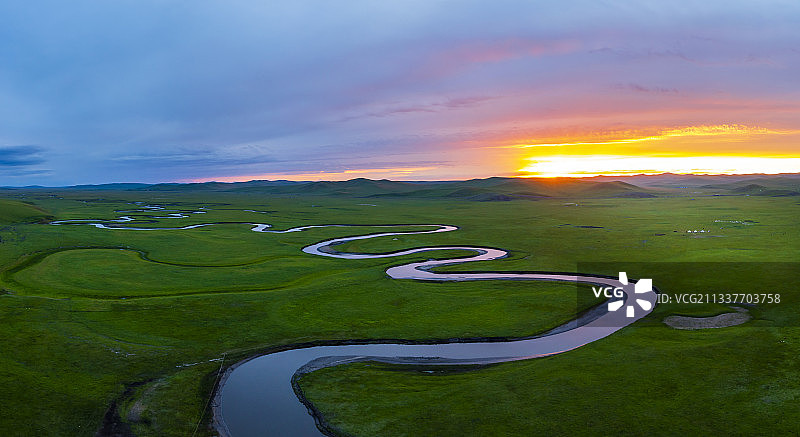 呼伦贝尔陈巴尔虎草原上的天下一第曲水莫尔格勒河图片素材