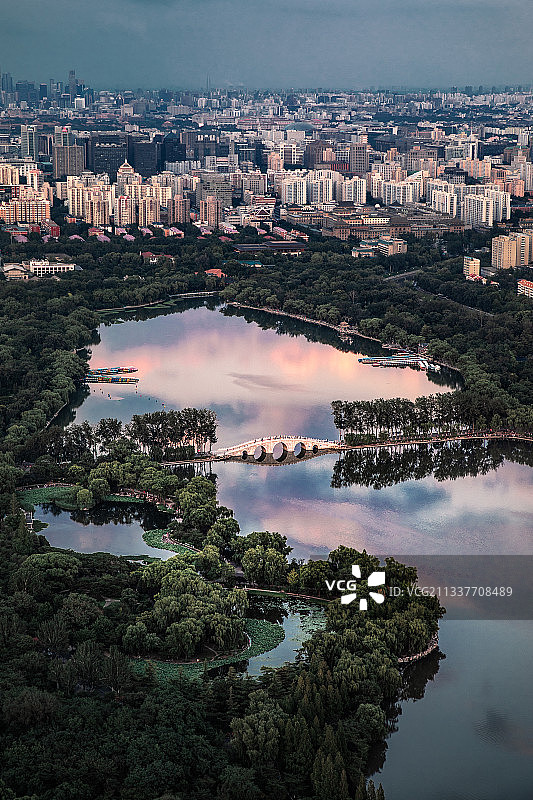 傍晚的玉渊潭公园，晚霞在倒影中与远处的北京城交相辉映图片素材