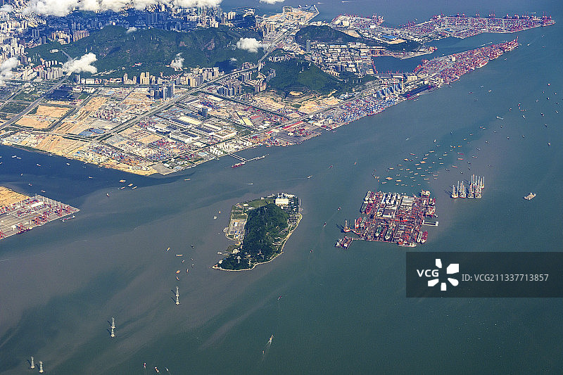 航拍深圳大铲岛西孖洲和妈湾港赤湾港码头图片素材
