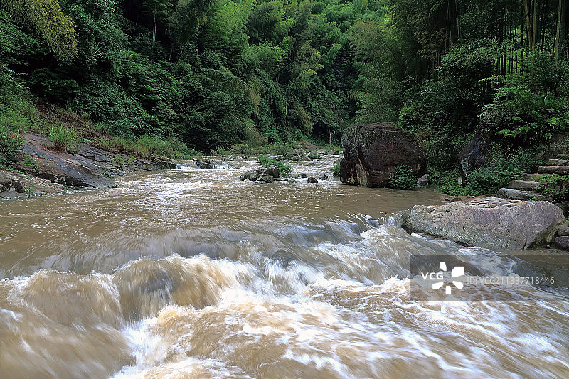 浙东小九寨——芝林：连日大雨，白岩溪水流湍急。图片素材