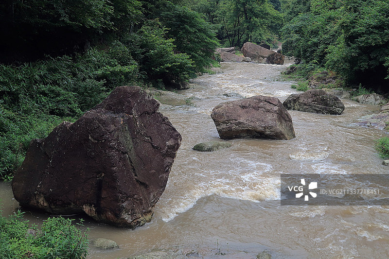浙东小九寨——芝林：连日大雨，白岩溪水流湍急。图片素材