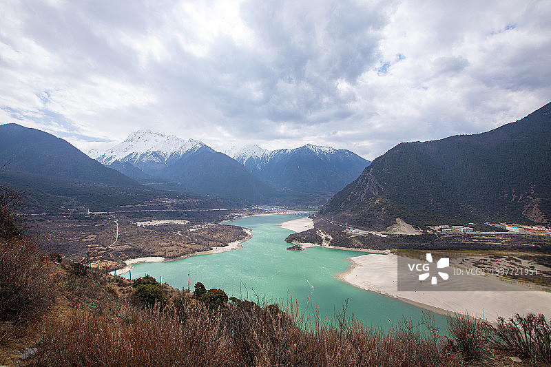 雅鲁藏布大峡谷+西藏林芝市米林县派镇大渡卡村图片素材