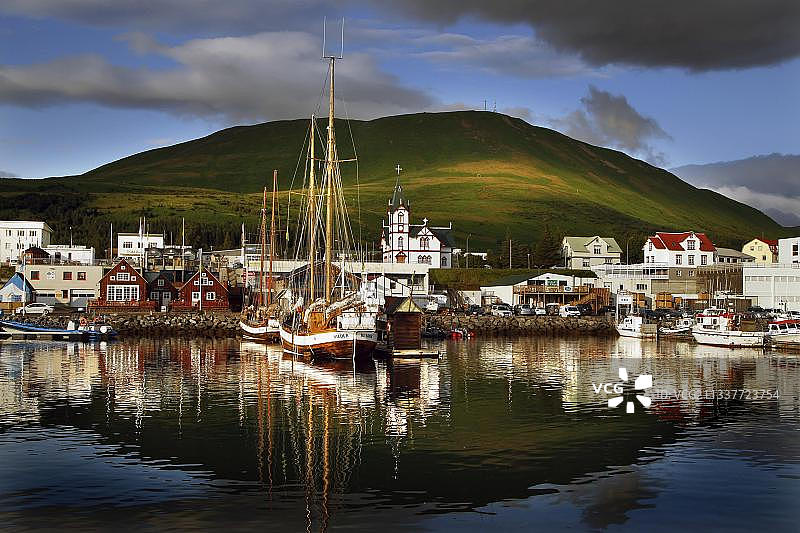 冰岛北部胡萨维克山景海港图片素材