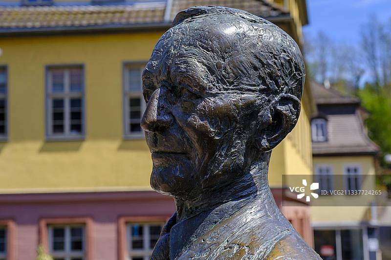 德国巴登-符腾堡州黑森林卡尔夫的赫尔曼·黑塞雕塑图片素材