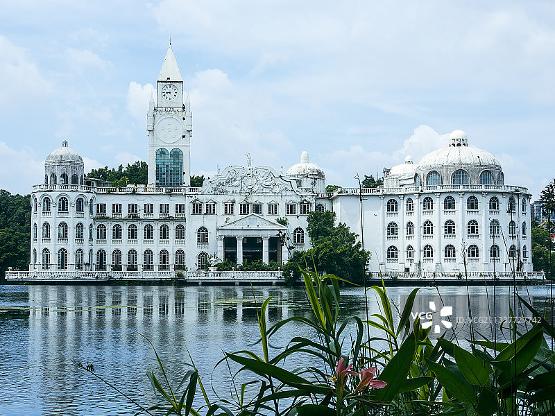 蓝天白云倒影图片素材
