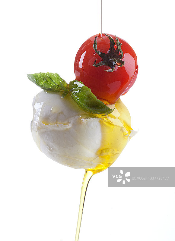 马苏里拉奶酪、罗勒和番茄配特级初榨橄榄油图片素材