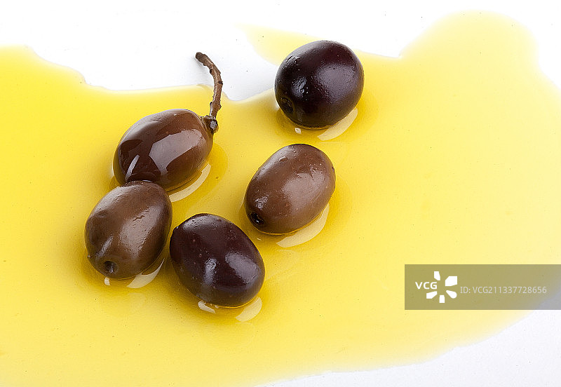 塔加斯卡橄榄和特级初榨橄榄油图片素材