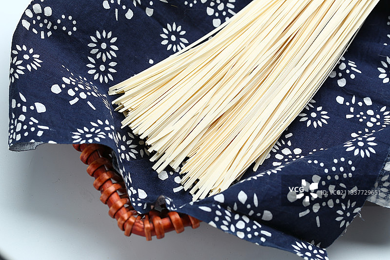 挂面放在蓝花布上图片素材