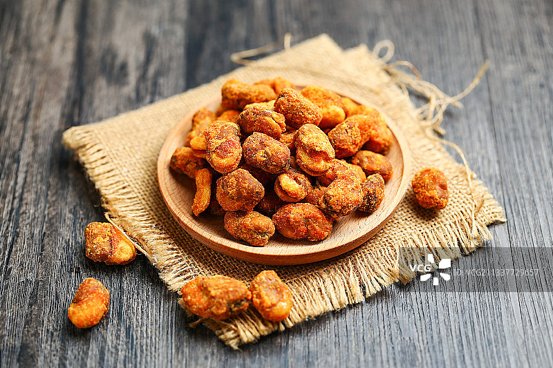 怪味豆蚕豆放在木盘里图片素材