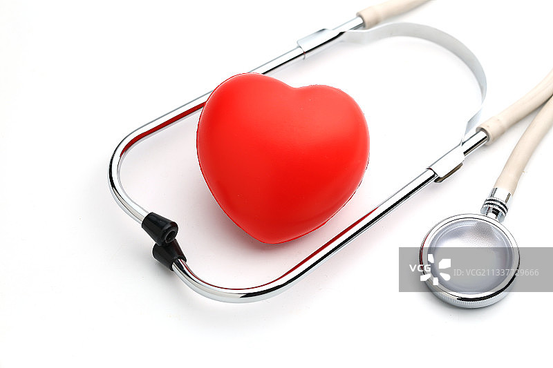 红心和听诊器放在白色背景上图片素材
