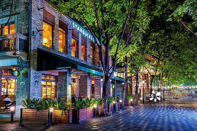 中国广东佛山岭南天地商业街区夜景图片素材