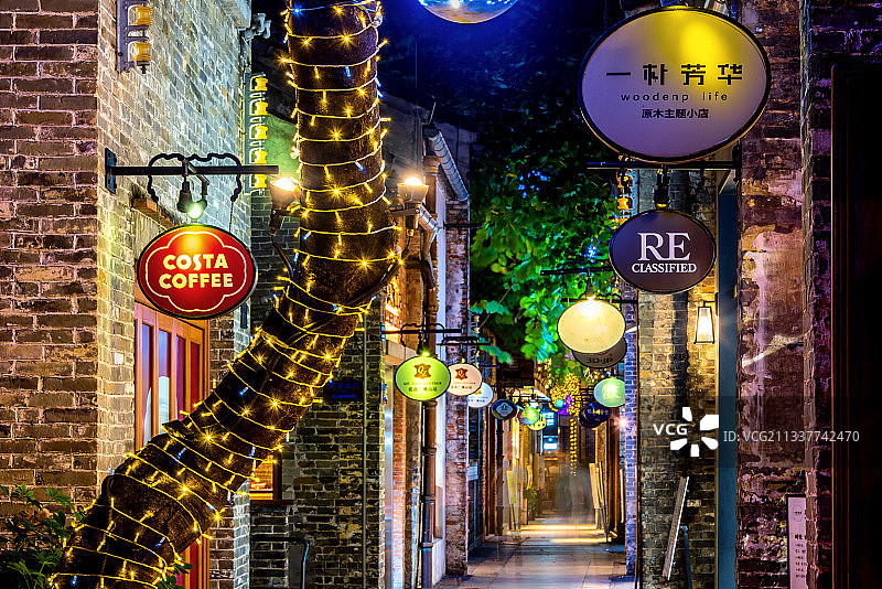 中国广东佛山岭南天地商业街区夜景图片素材