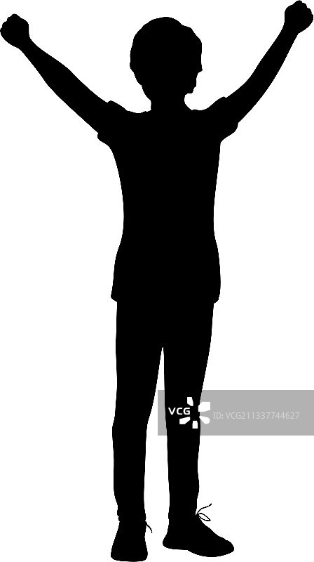 举起拳头庆祝胜利的男孩剪影图片素材