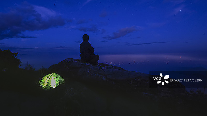 傍晚静坐山顶岩石图片素材