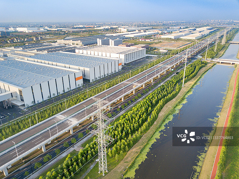 临港新片区两港大道快速路高架与标准厂房（奉贤生命蓝湾段）图片素材