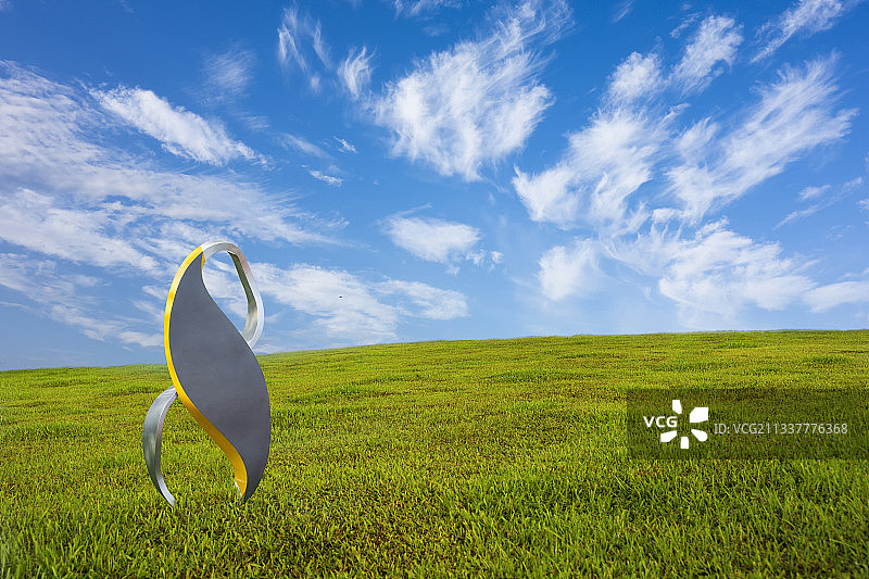蓝天白云下的草地和雕塑图片素材